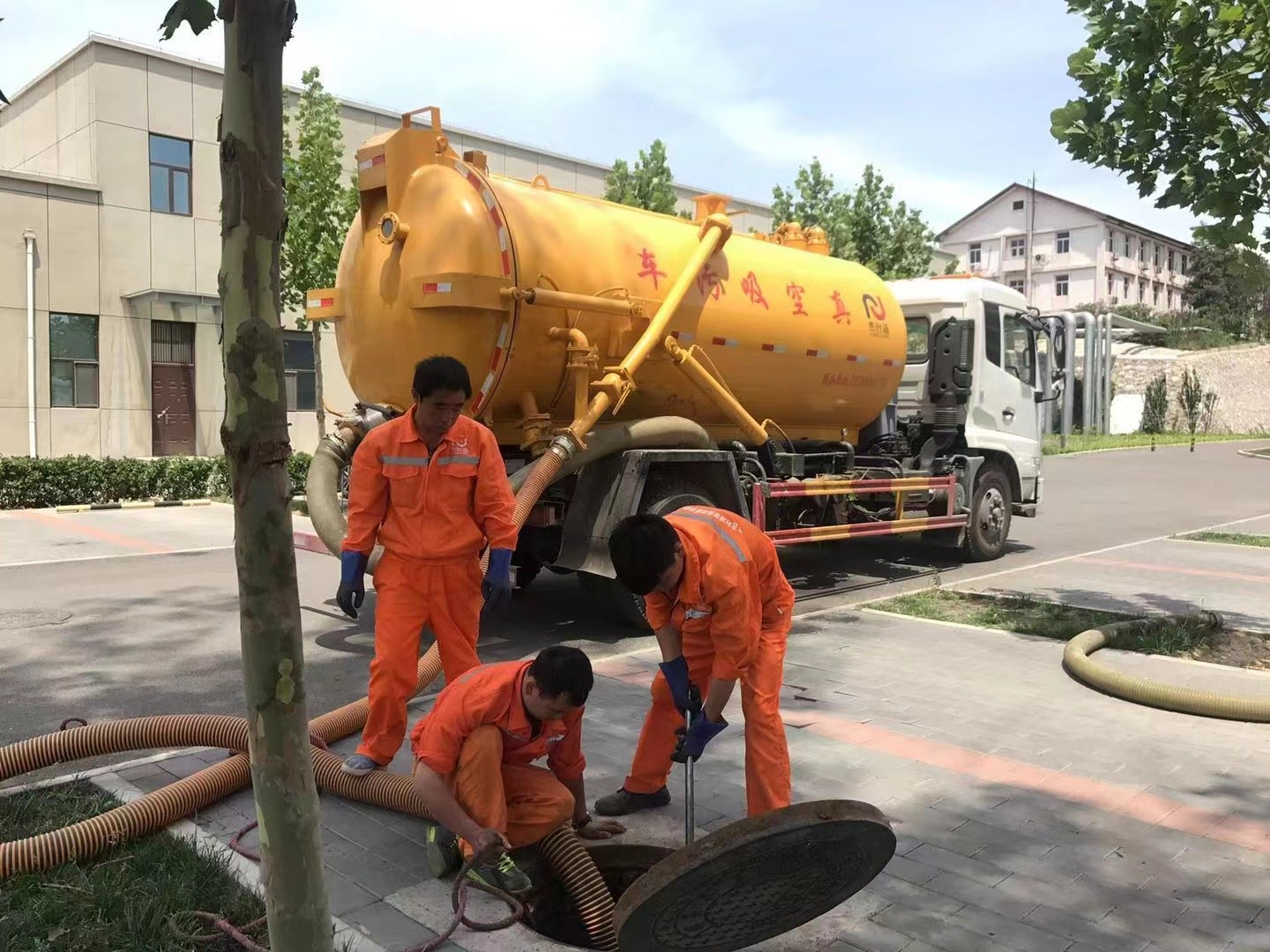 柘城管道疏通车停在窨井附近