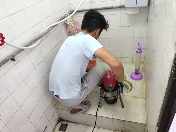 柘城管道堵塞冒臭气 专业师傅现场解决问题